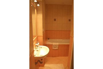 Cehia Privát Karlovy Vary, Exteriorul